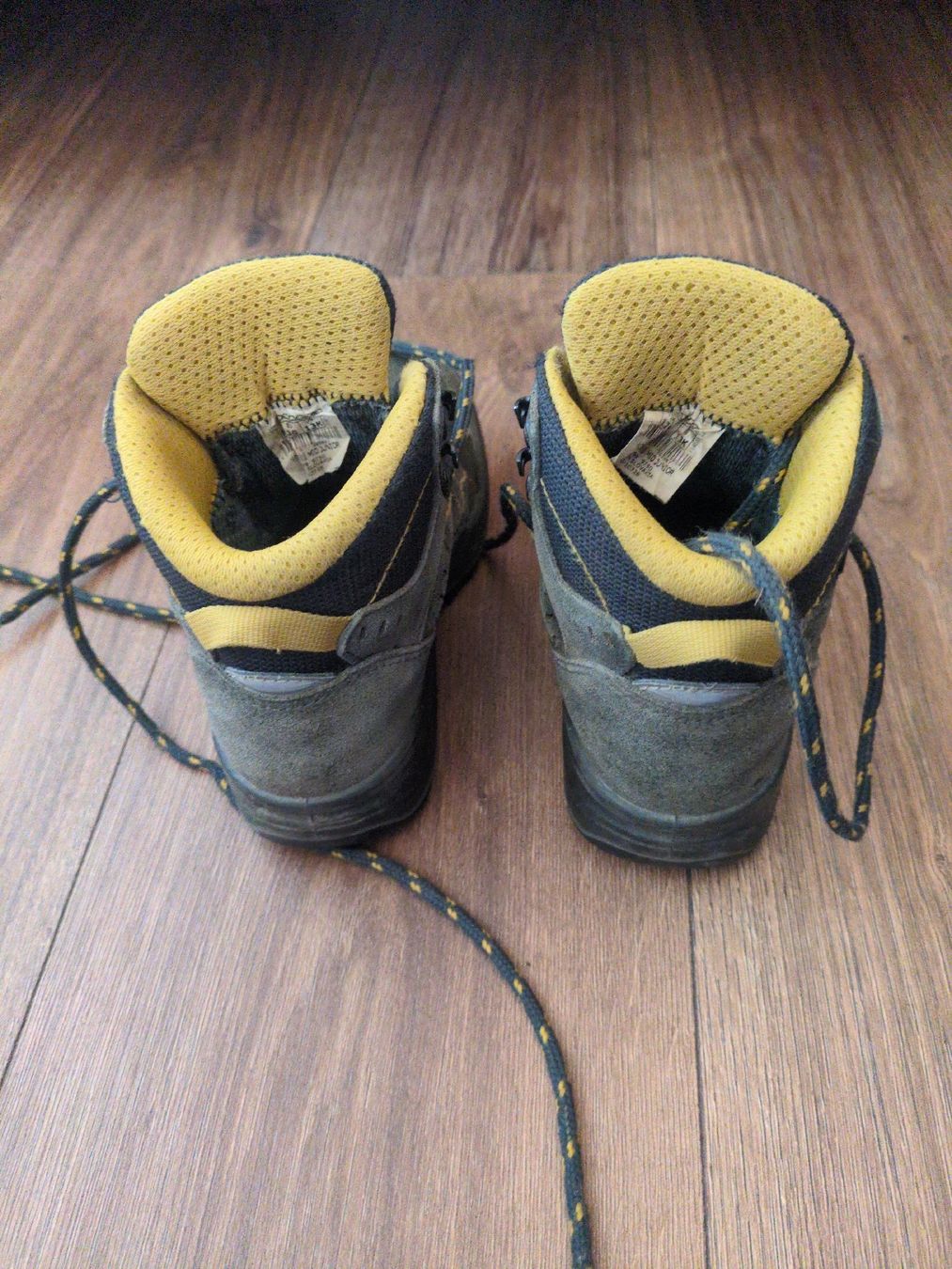 Lowa Scarpe per ragazzi: Lowa Wanderschuhe hoch Kinder Grösse 30 – Usato da Fankhaus (Trub) venduto da sun_7677 1