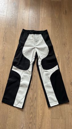 Schwarze Baggy-Hose mit weissen Y2K-Details – Grösse XL