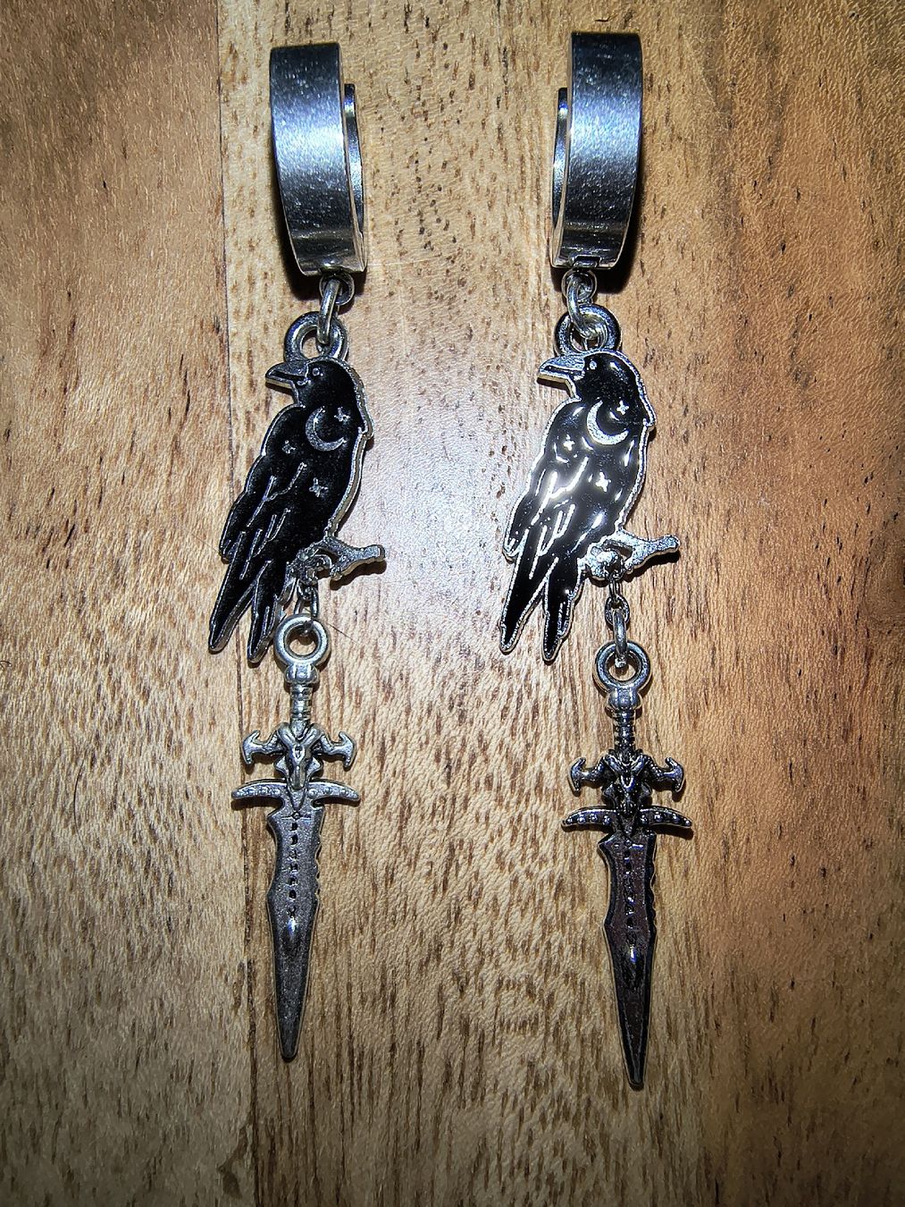 Orecchini pendenti & Orecchini a lobo: Gothic Ohrringe Dolch & Rabe "Come join the Murder" – Nuovo (secondo la descrizione) da Hausen AG venduto da Land.Ei 1