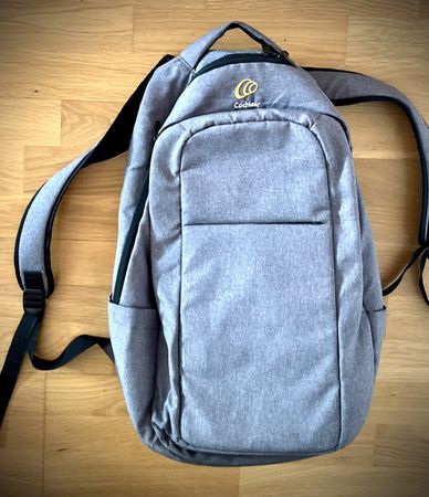Grosser, praktischer Rucksack grau mit Cochlear-Logo