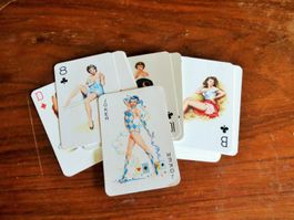Kartenspiel mit Pinup Motiven