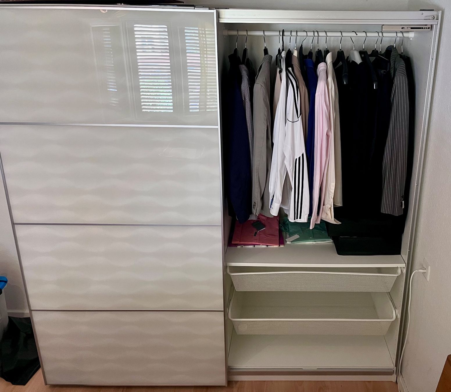 Armoires: Kleiderschrank mit Glastüren ab 1.- – D'occasion à Ebnat-Kappel par Privat1935 2
