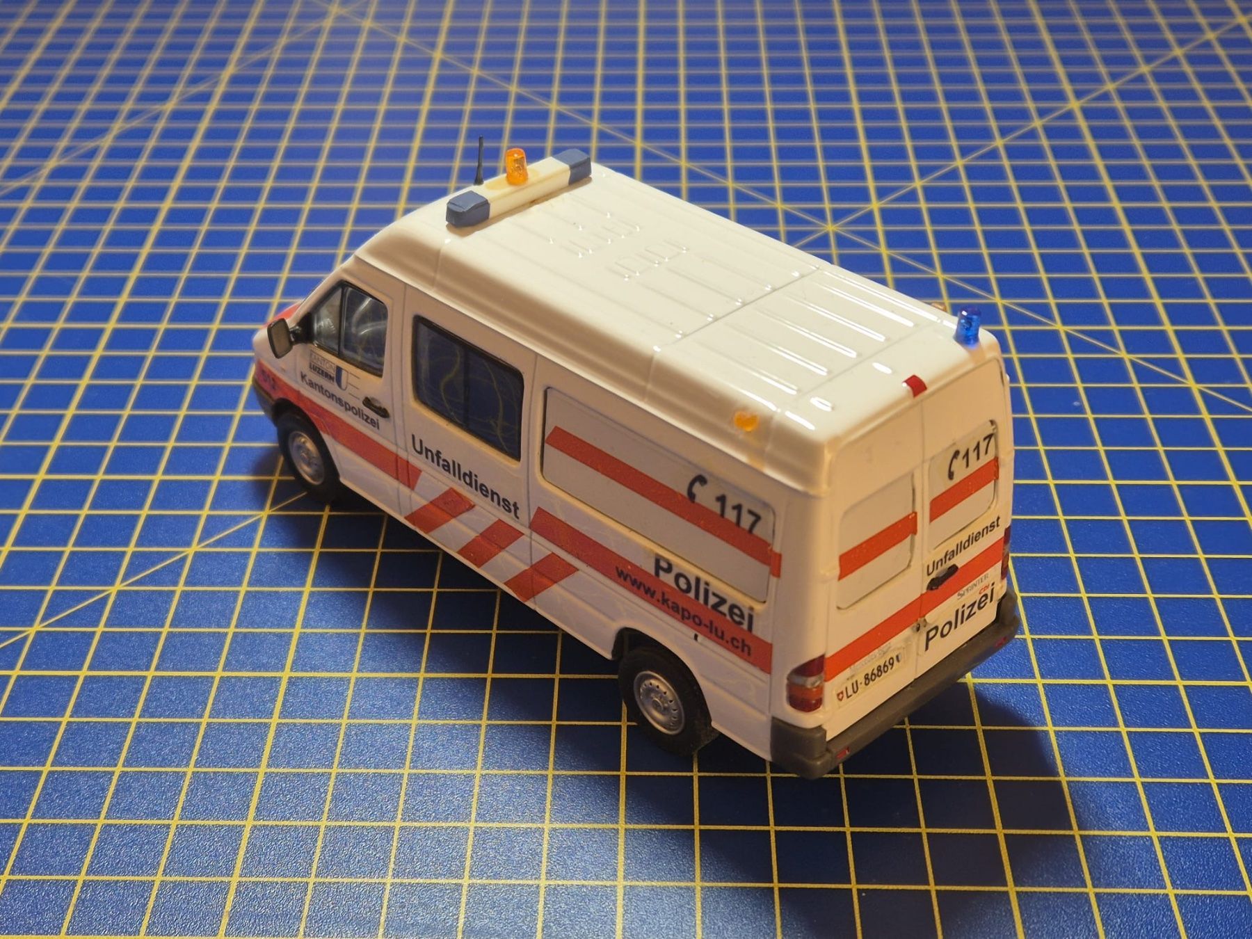 Mercedes-Benz Modellini d'auto: Mercedes Sprinter Luzerner Polizei 1:43 – Usato da Lachen SZ venduto da myr_qk5y 1