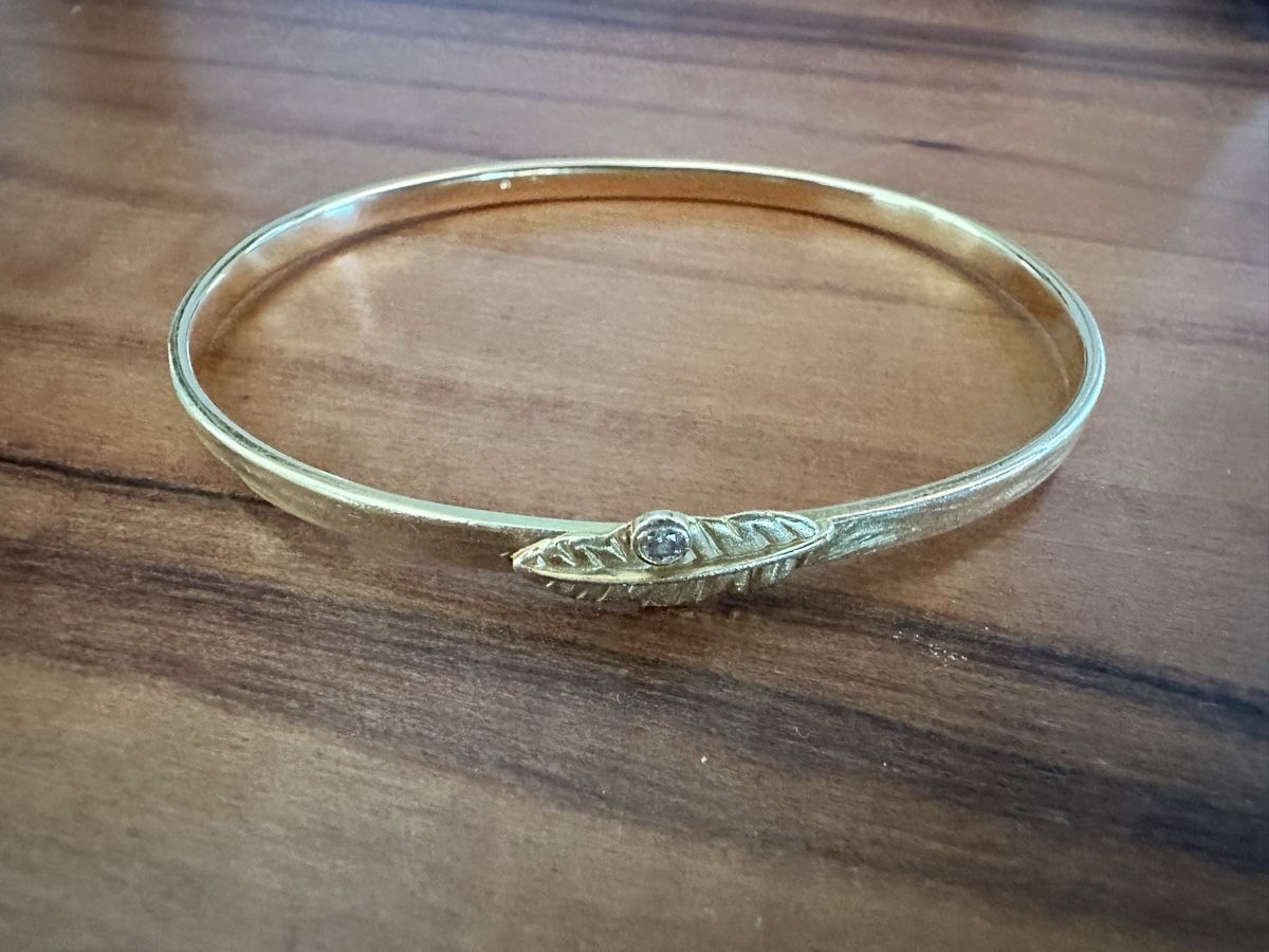 Armbänder & -reifen: Goldarmreif mit Diamant – Gebraucht aus Tann von Melnova