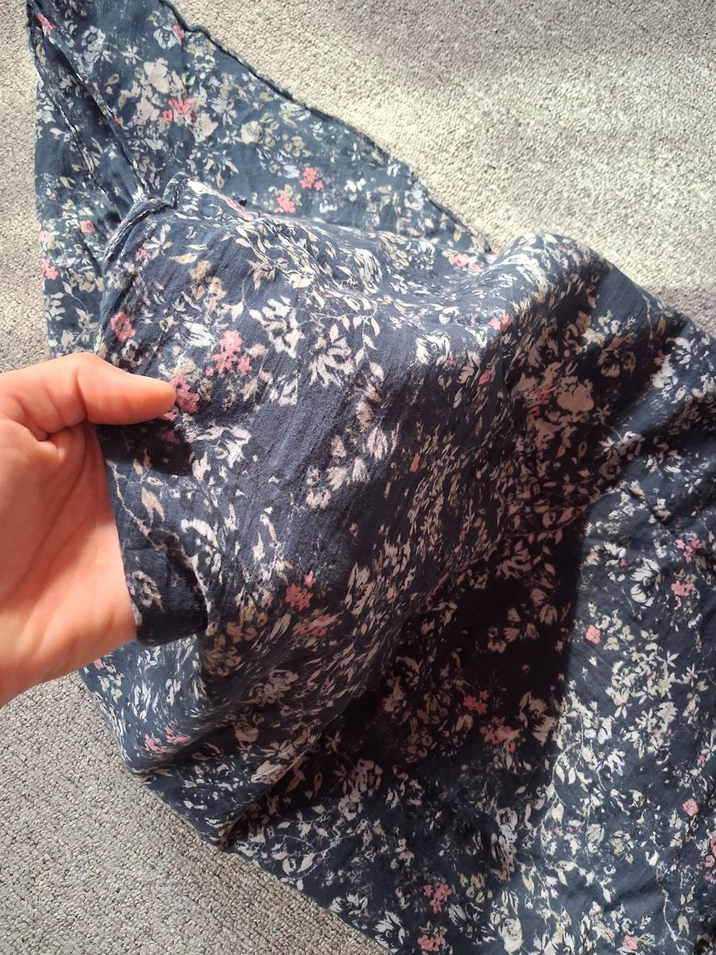 Foulards & écharpes: Tuch Blumenmuster dunkelblau leicht, Baumwolle – Neuf avec emballage d'origine à Wald ZH par e8e 3