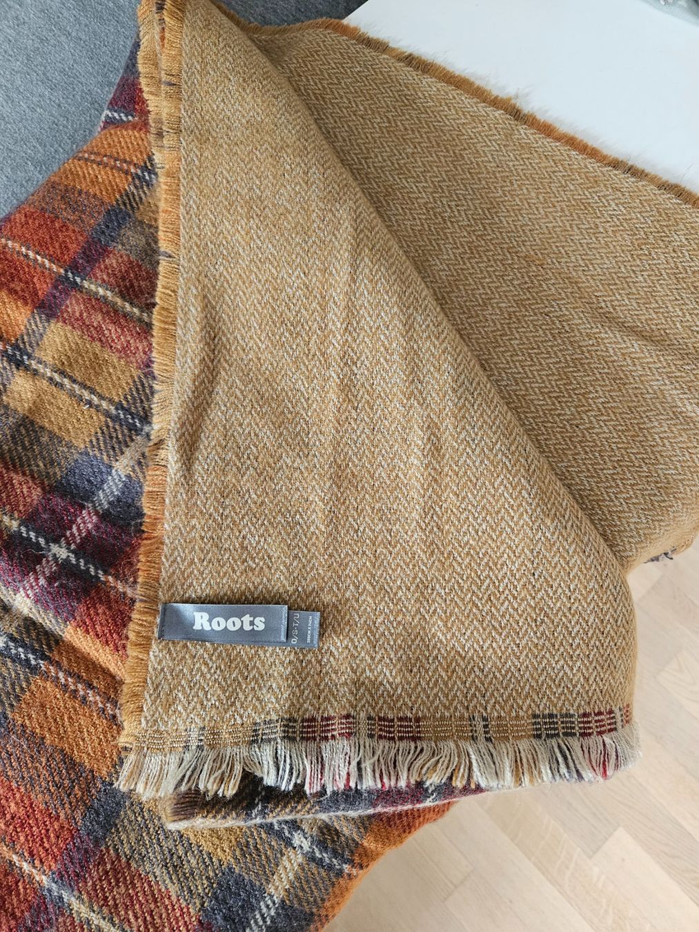 Foulard & Sciarpe: Roots Canada Schal im Herbst-Look – Usato da Würenlingen venduto da Nancy_Y 1