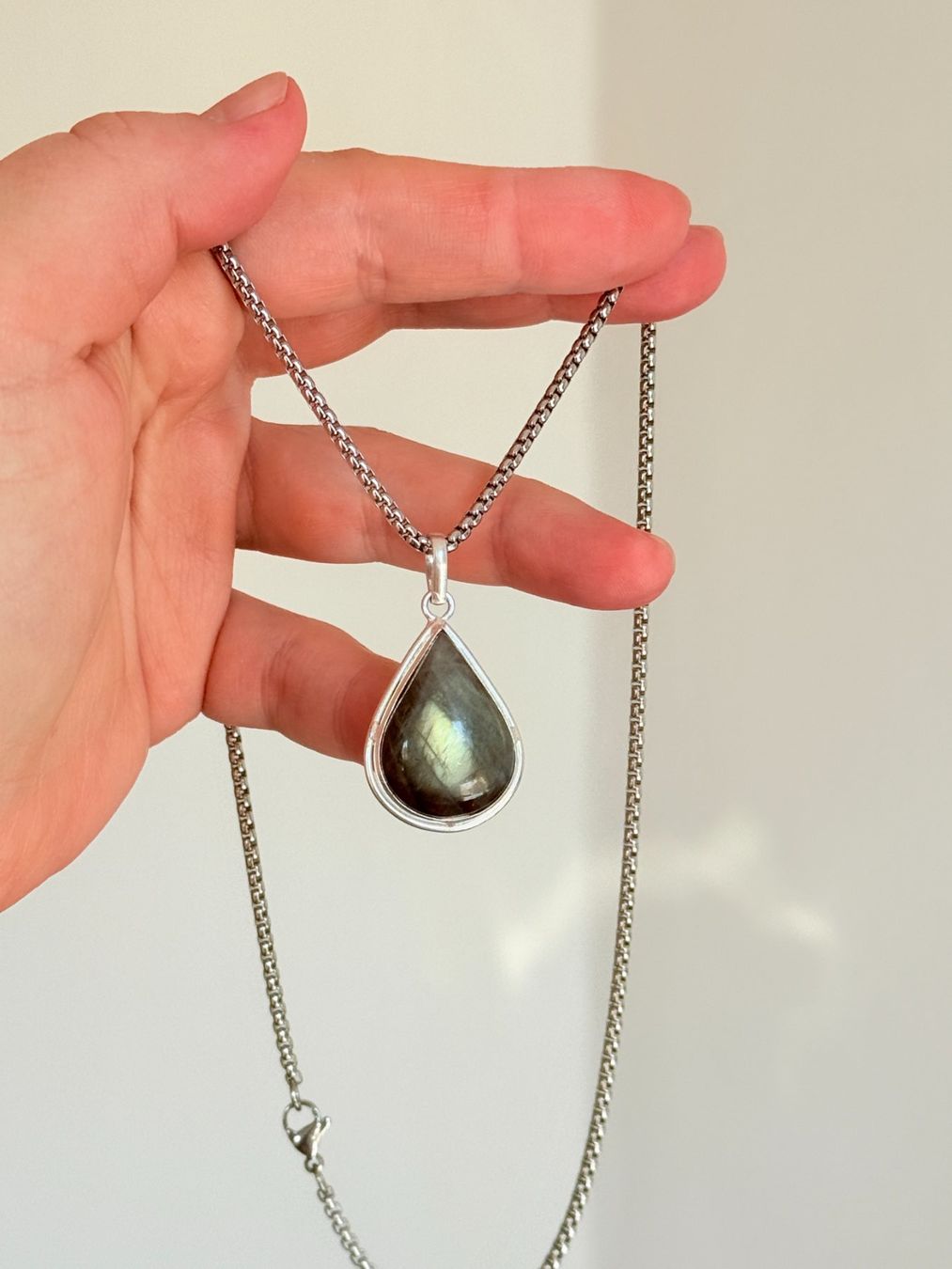 Ketten: Collier avec Pendentif Pierre de Lune, Élégant! – Neu und originalverpackt aus Genève von AGBERG 9