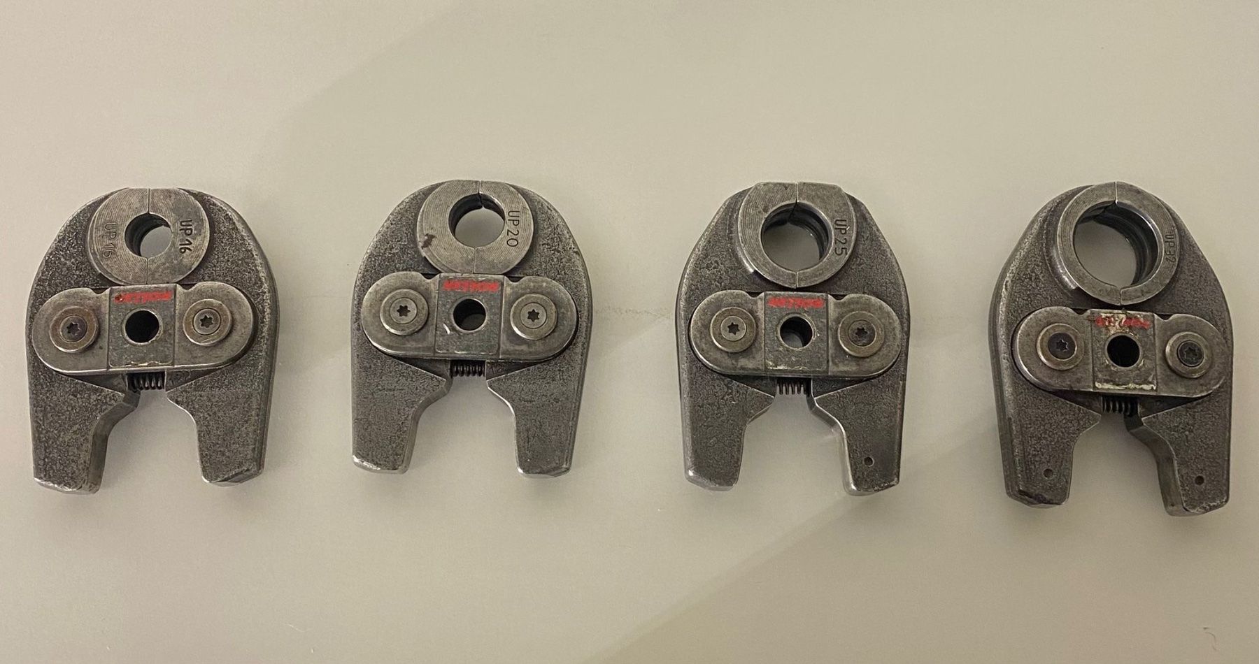 Tutti gli attrezzi: 4 Mâchoires Sertisseuse/Crimpbacken Roller UP32/25/20/16 – Usato da Echallens venduto da Tools2525