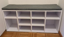 Weisse Schuhbank mit grauem Sitzkissen
