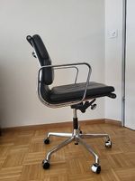 Vitra Soft Pad Chair EA 217 in schwarzen Leder