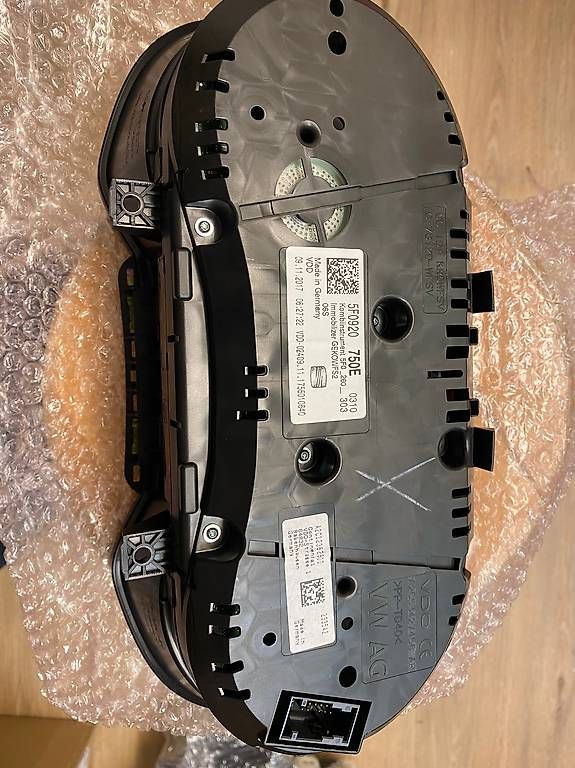 Tutti pezzi di ricambio auto: Seat Leon 5F Tacho / Kombiinstrument 5F0 920 750 E – Usato da Frauenfeld venduto da Gangster02 1