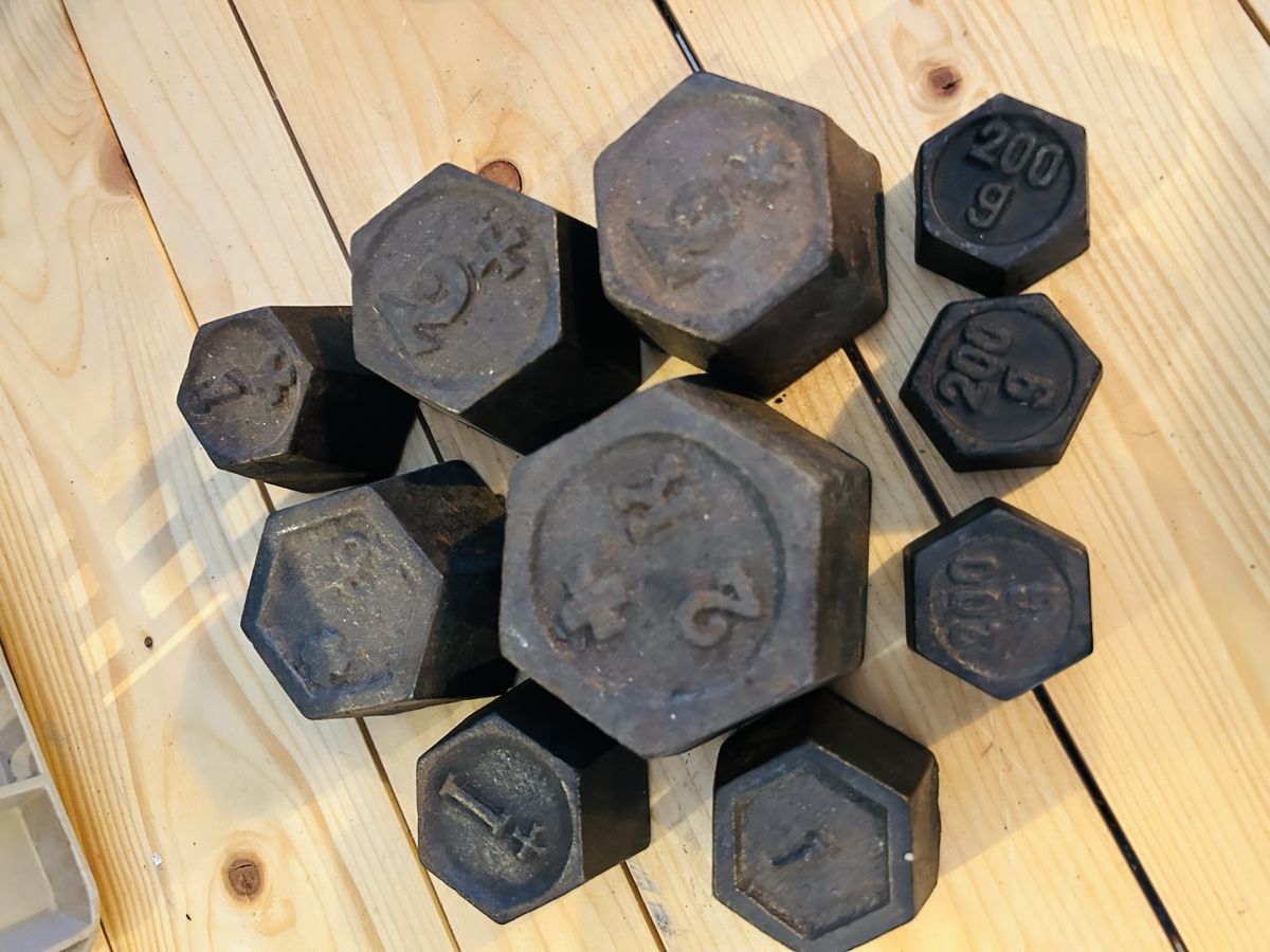 Bilance e pesi: Antique Iron Scale weights  – Usato da Zürich venduto da KuduKing