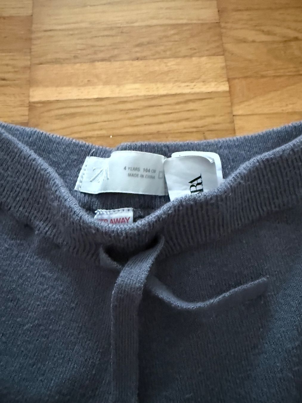Zara Pantaloni: Zara Stoffhose Gr 104 – Usato da Richterswil venduto da Eunoia85 1