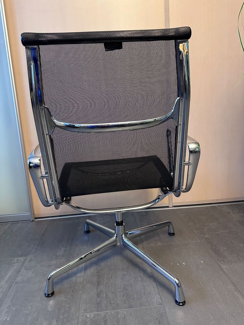 Vitra Poltrone: Vitra Alu Chair Eames EA 116 mit Netzgewebe – Usato da Emmenbrücke venduto da Dsfan 2