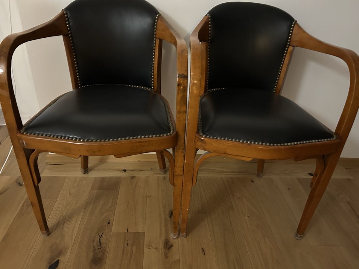 Poltrone: 2 Fauteuils cuir noir structure bois bon état – Usato da Veytaux venduto da ccristina 1