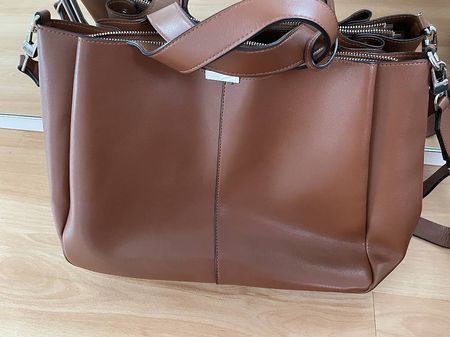 Elegante Lederoptik-Handtasche in warmem Cognacton