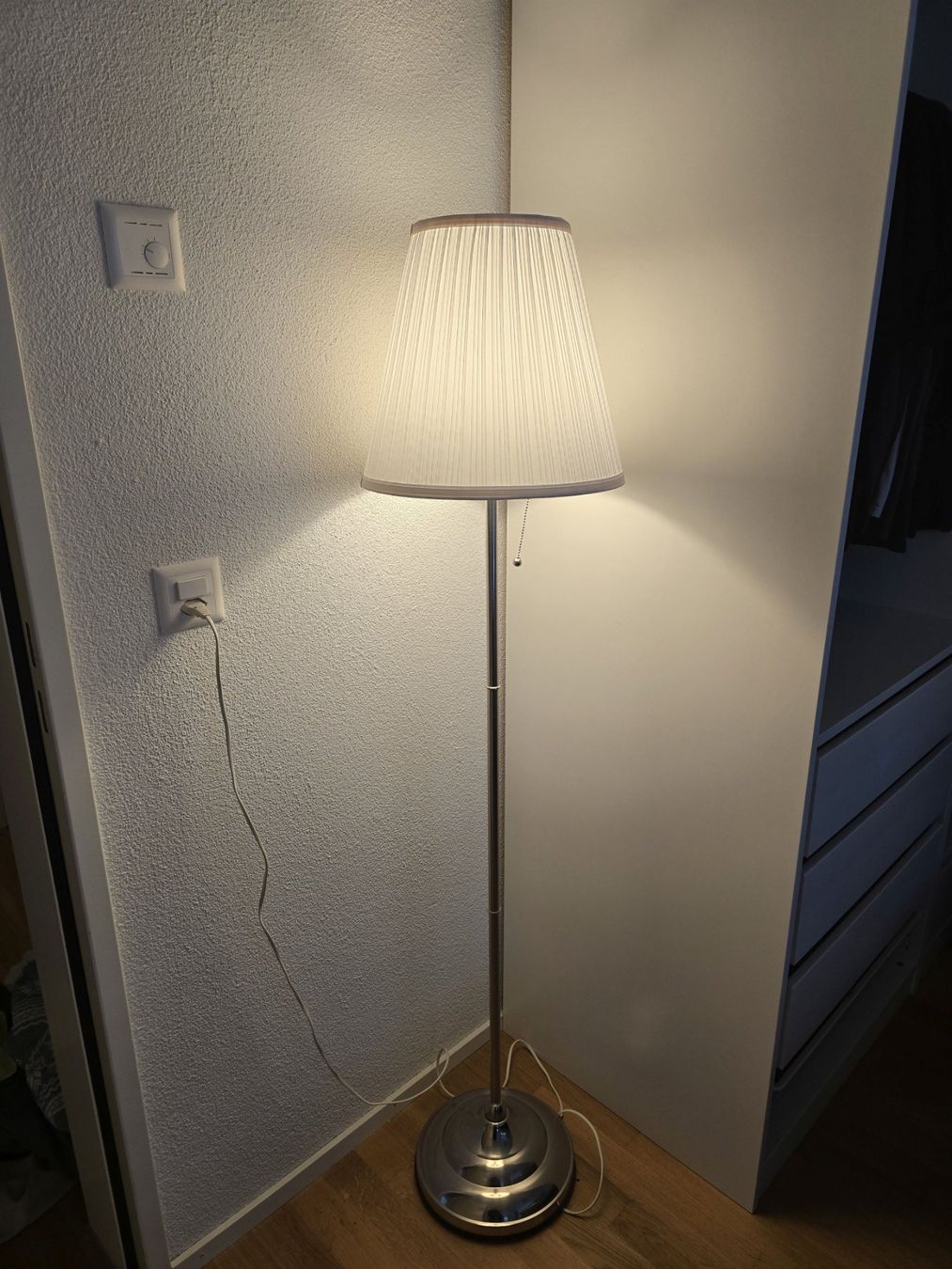 Ikea Lampen: Schlichte Stehlampe mit weissem Lampenschirm – Gebraucht aus Staufen von sandy23 1
