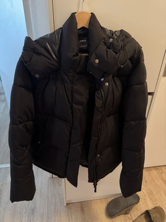 Winterjacke Mango schwarz mit Kapuze Zustand sehr gut
