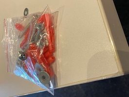 Schrauben von Würth mit Dübel und Unterlagsscheiben