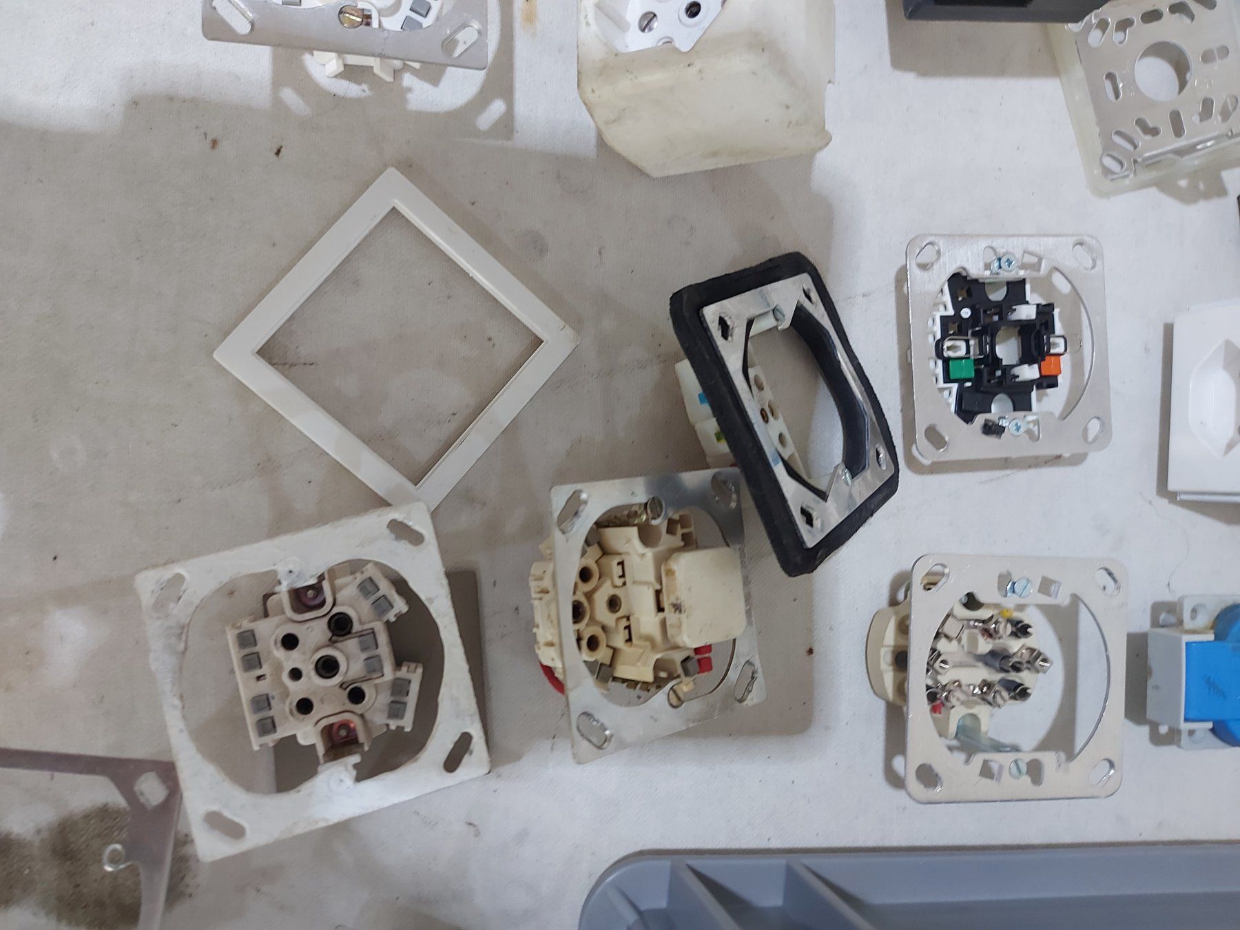 ABB Spine: Lichtschalter und Steckdosen  (17) – Usato da Rheinau venduto da profitronic.shop 3