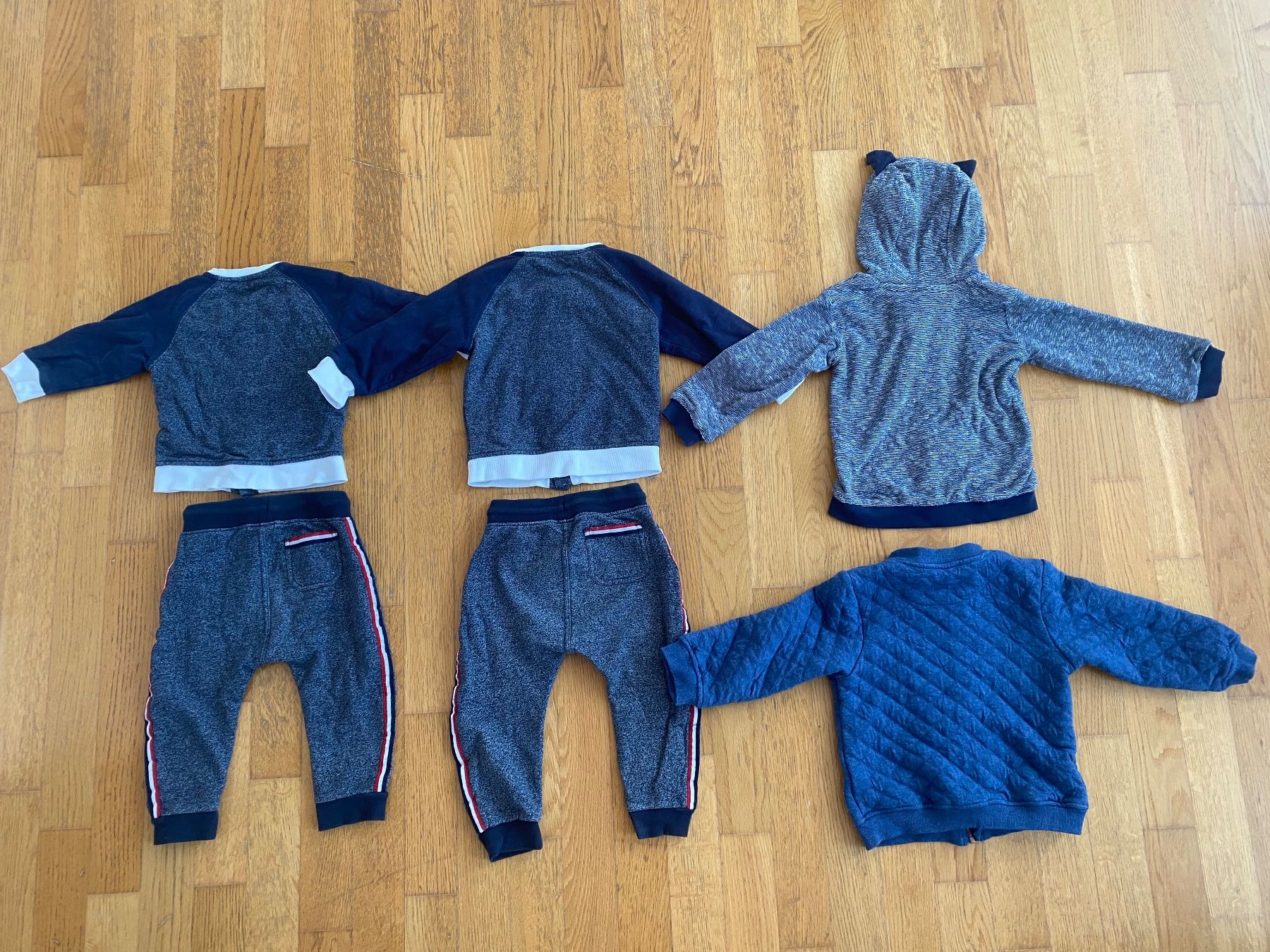 Lotti & Set di vestiti: 2 Set mit Pulli und Hose Gr.80 & Gr.86 und 2 Pulli Gr.98 – Usato da Wädenswil venduto da PeterWaedi 1