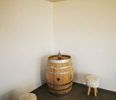 Tonneau en bois avec porte et rayon intérieur