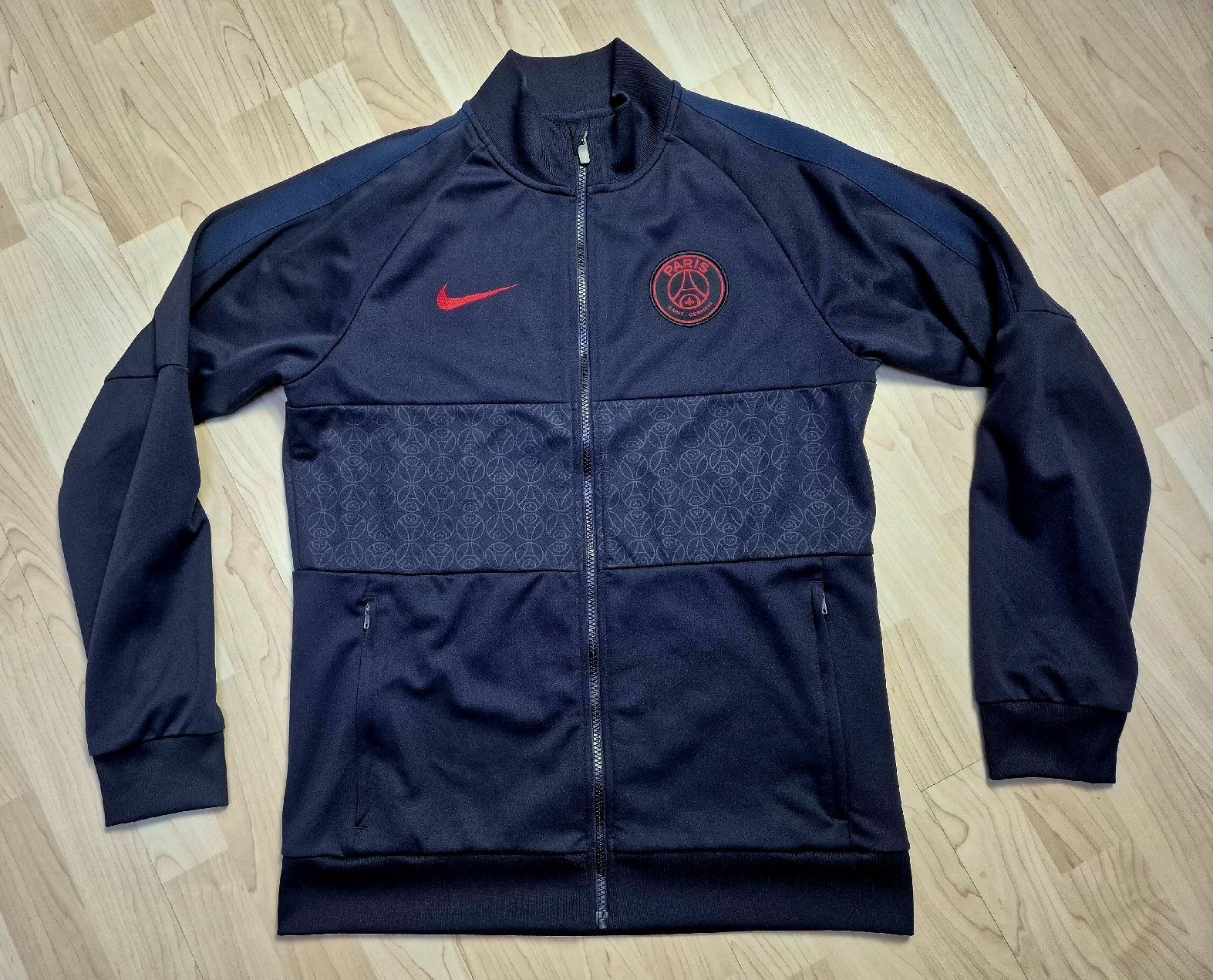 Nike Giacche: Nike 19/20 Paris Saint-Germain Jacke Gr. M – Nuovo (secondo la descrizione) da St. Gallen venduto da CaliSunshine