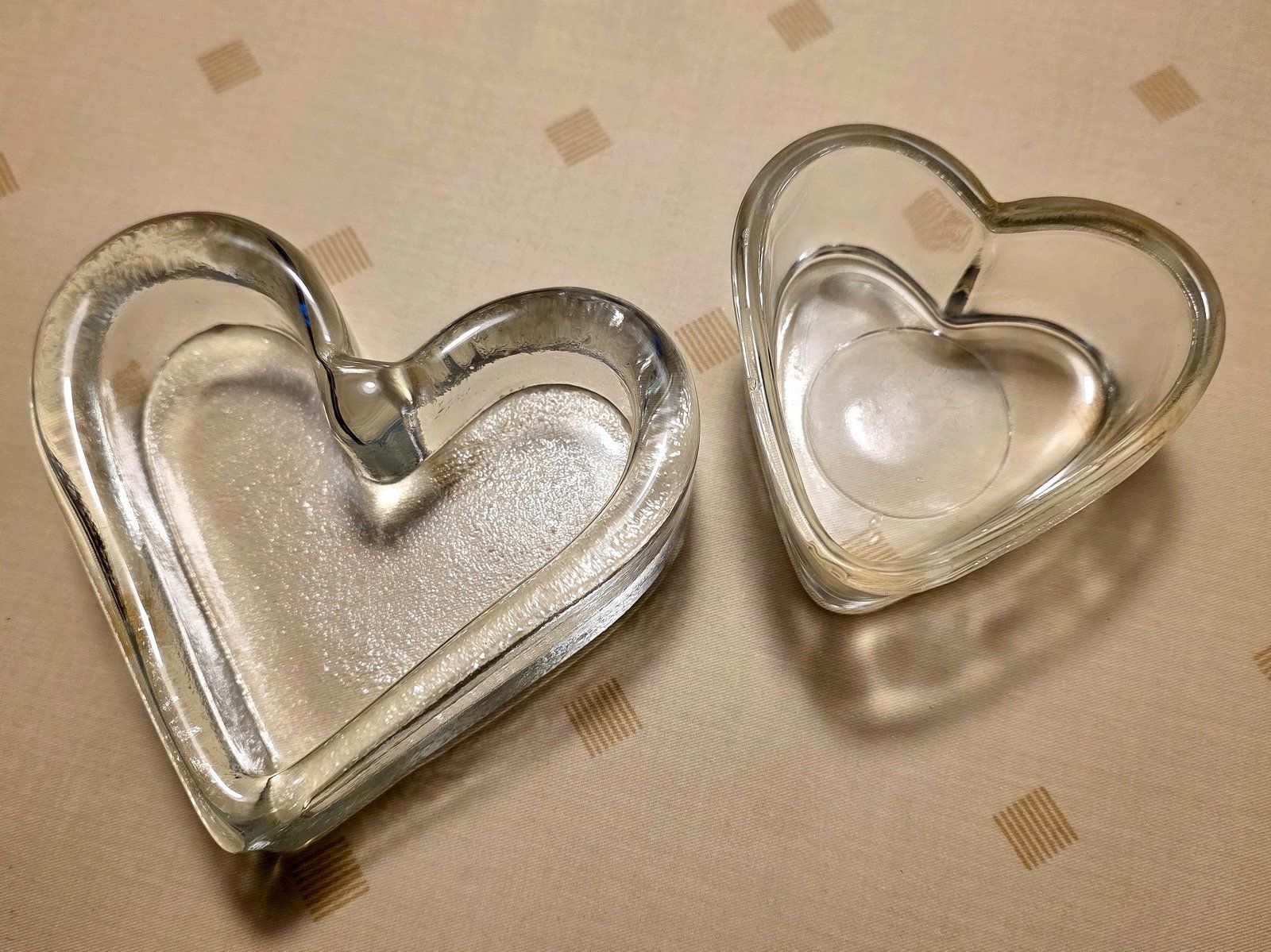 Tutte le decorazioni: 2 Gefässe in Herzform aus Glas – Nuovo (secondo la descrizione) da Schwerzenbach venduto da vimo-18 1