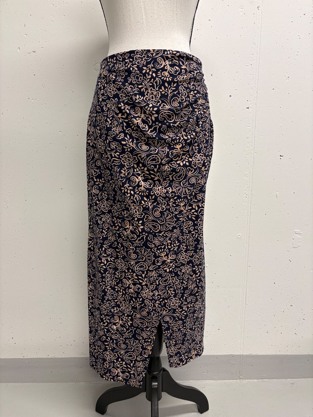 Zara Gonne: Zara Midirock mit Schlitz S gemustert blau creme – Nuovo (secondo la descrizione) da Regensdorf venduto da secondchancefashion 1