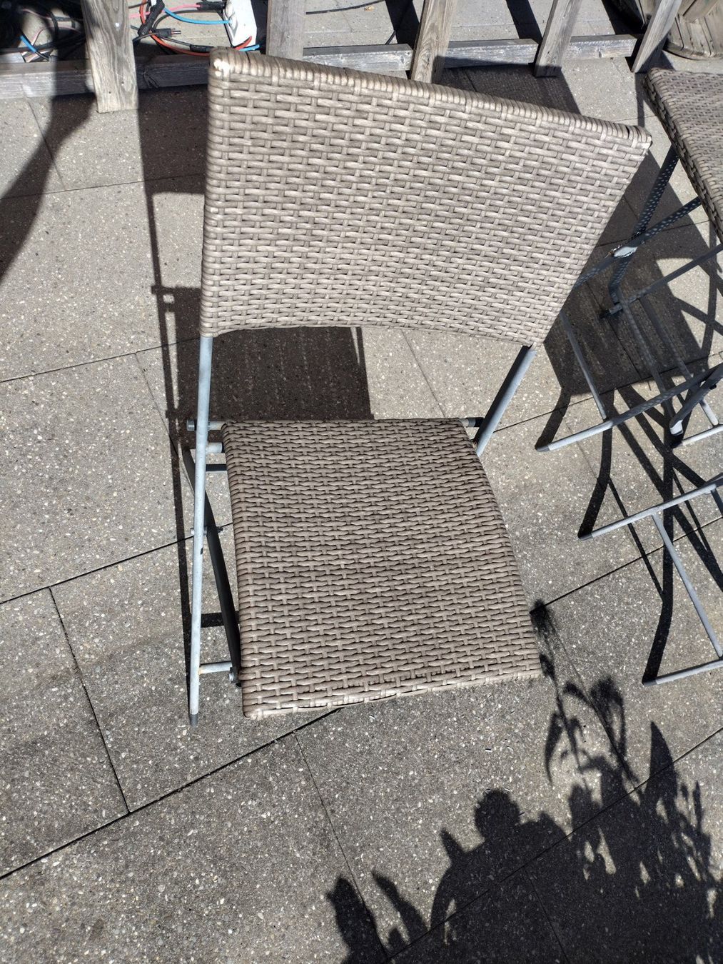 Tischset: Klappstuhl und Tisch – Gebraucht aus Hausen am Albis von Adiwettstein 1