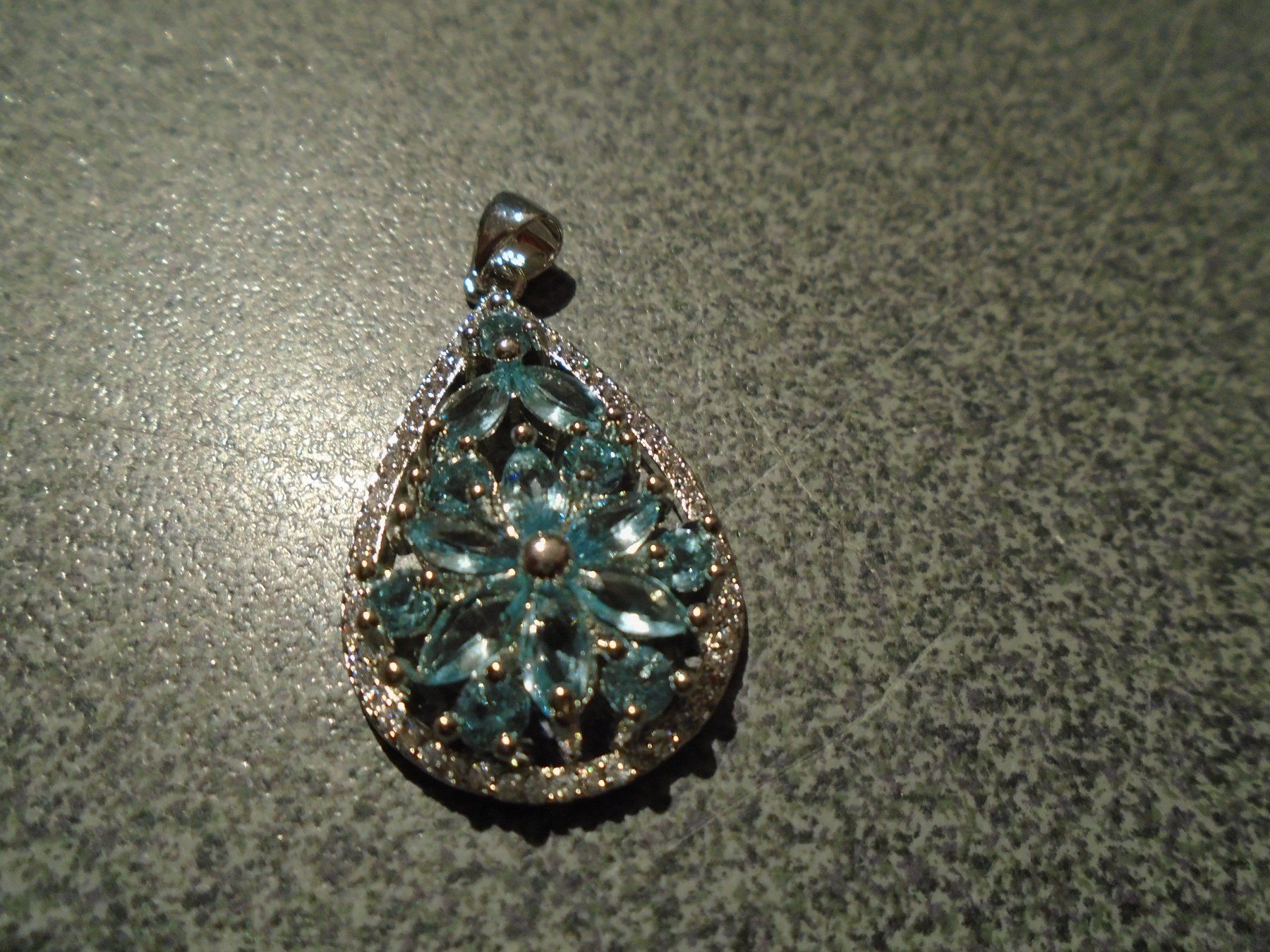 Pendentifs: Anhänger silberfarbig, Tropfenform, hellblaue Steinchen – Neuf avec emballage d'origine à Zürich par abraxas1291