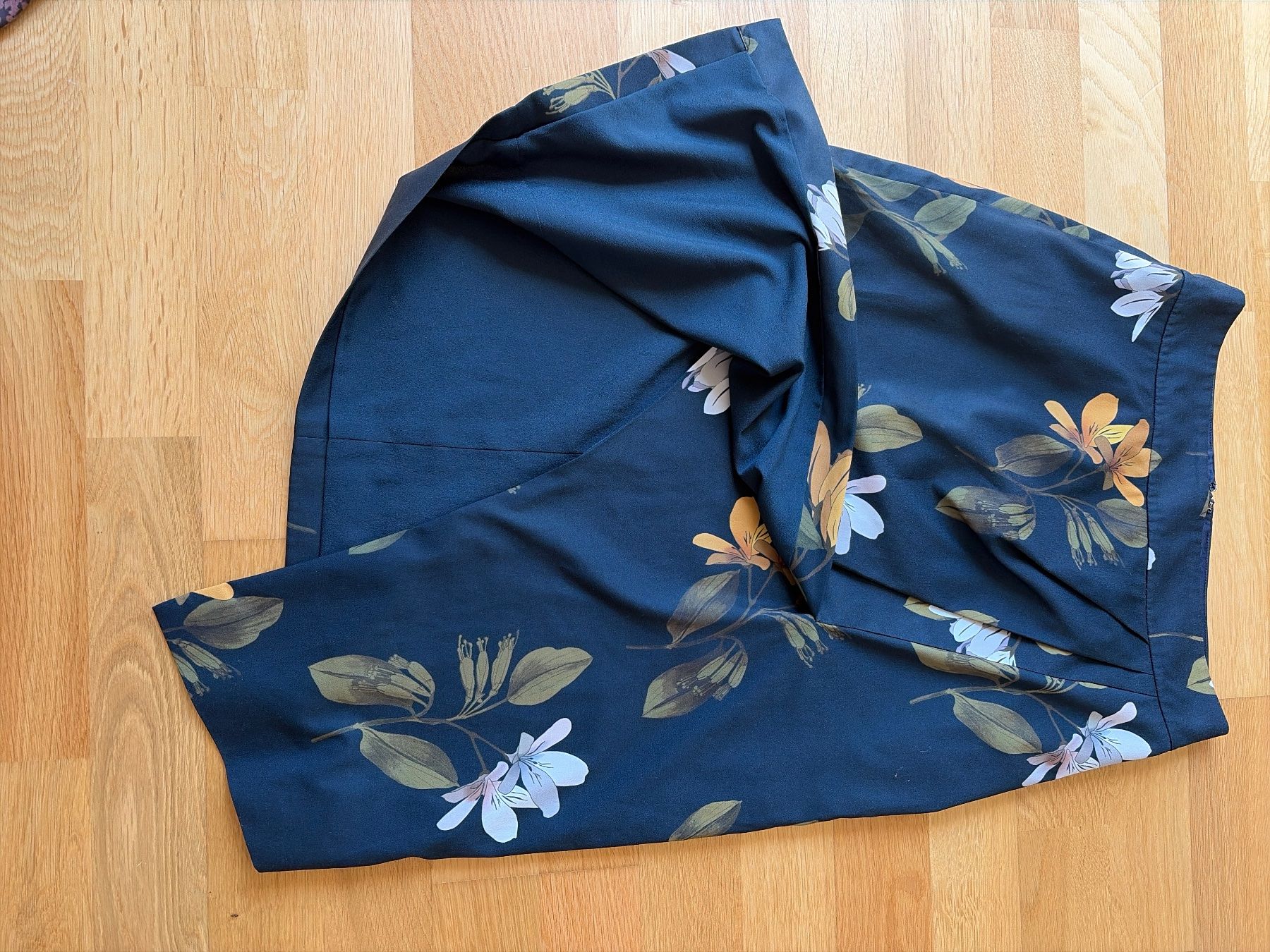Ted Baker Gonne: Eleganter Rock mit Schlitz und Blumenmuster - Ted Baker – Usato da Aarburg venduto da Petite-closet-Loop 1