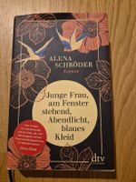 Junge Frau, am Fenster stehend, Abendlicht.. - Schröder 2021