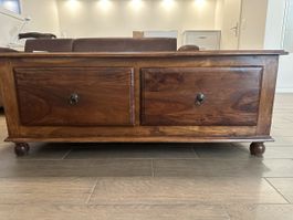 Table basse en bois massif avec quatre tiroirs