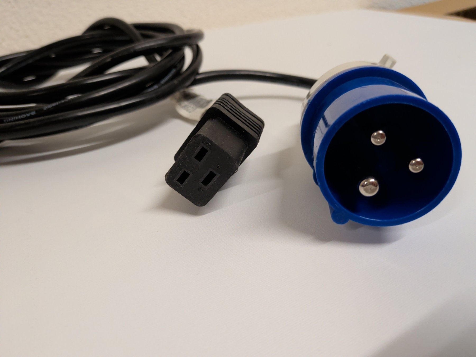 Cavi: Adapterkabel CEE Stecker auf Kaltgerätestecker gebraucht – Usato da St. Niklausen LU venduto da Sebastian-D 1