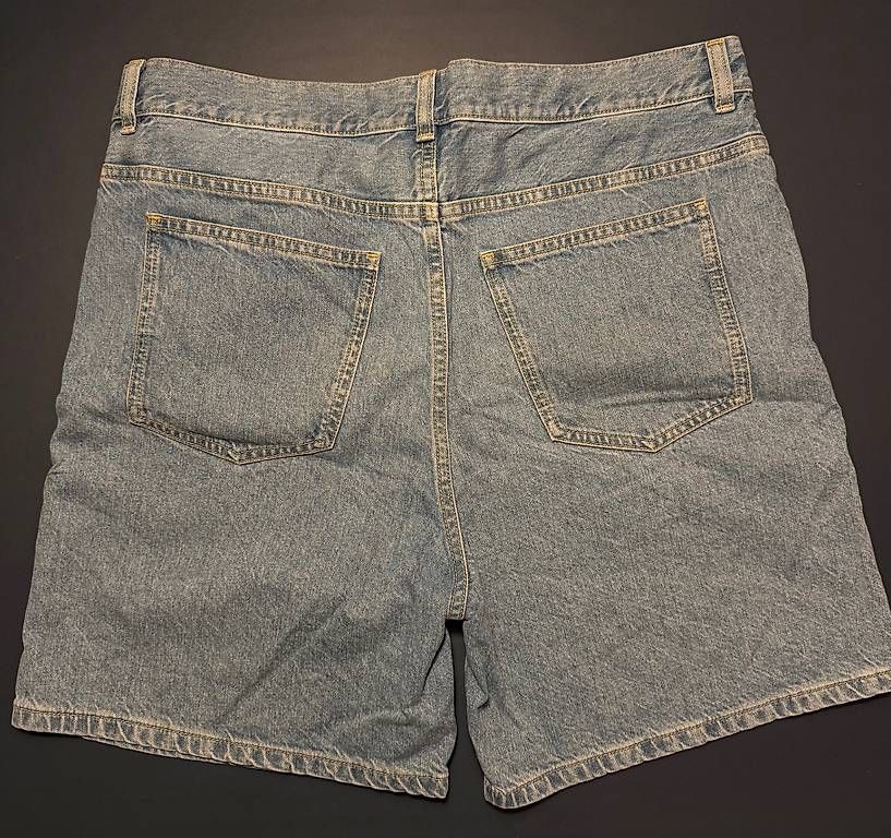 Jeans: COS Shorts Jeans / Denim 32 Relaxed hellblau – Usato da Bern venduto da samuelmeier94 1