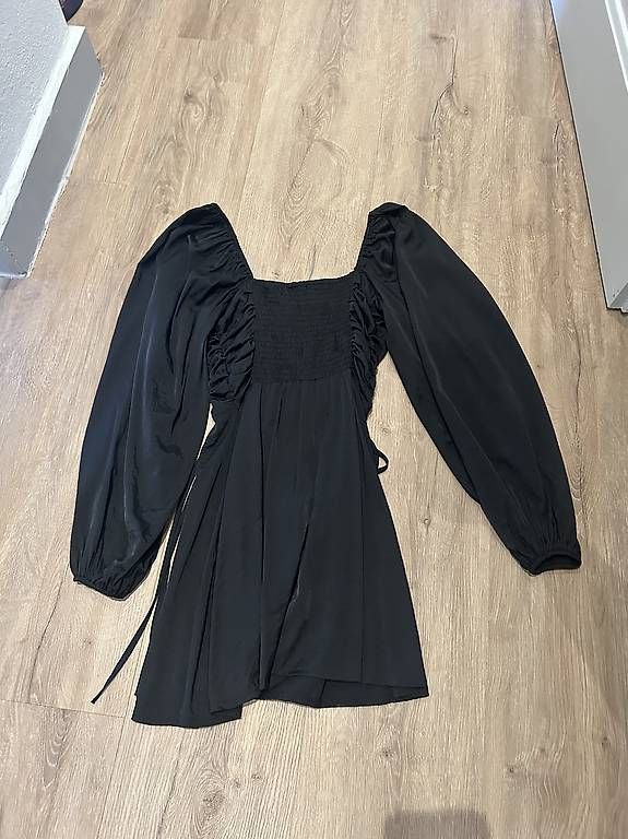 Vestiti: Magnifique robe courte noir satinée – Usato da Curtilles venduto da cat_vs66 1