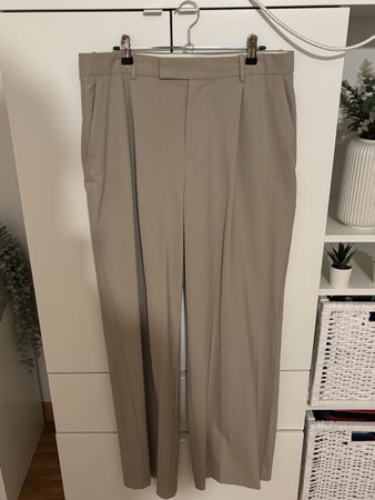 Stoffhose weit geschnitten beige Farbe guter Zustand