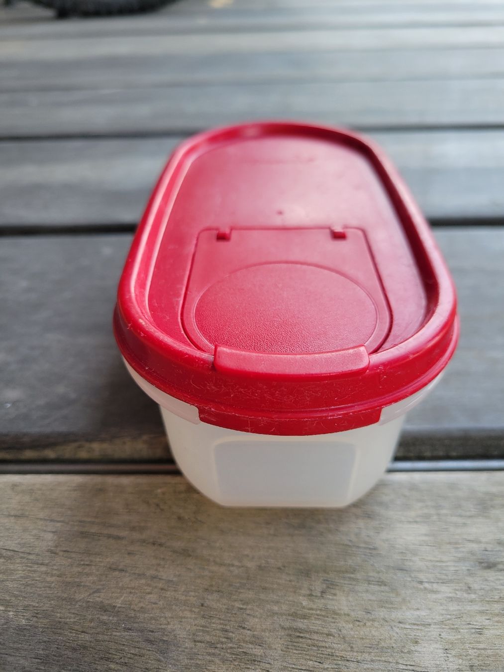 Tupperware Contenitori & Simili: Tupperware Dose mit rotem Deckel, ca. 0.5 Liter – Usato da Kesswil venduto da mie_g89p 1