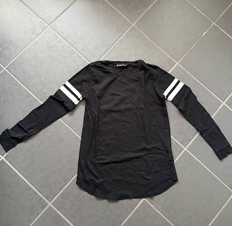 Maglioni & Felpe: LANGARM-SHIRT SCHWARZ – Usato da Affeltrangen venduto da janaleiin 1