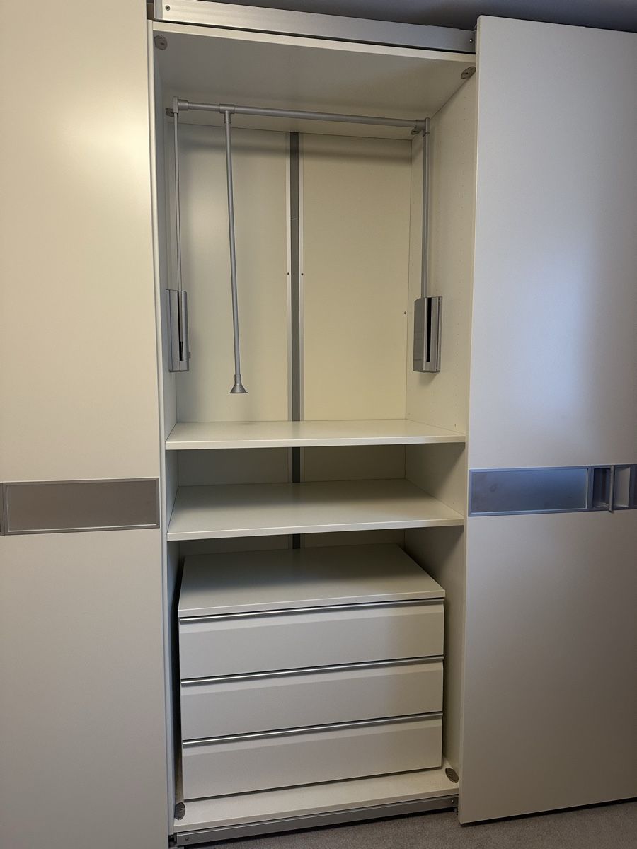 Armadi: Large beige wardrobe with sliding doors – Usato da Unterägeri venduto da Zuraussie 2