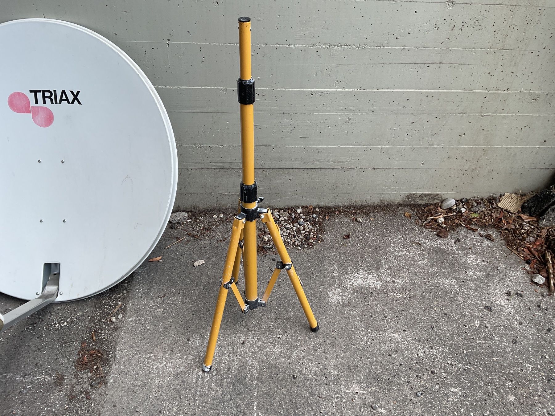 Coupes: Satellitenschüssel Triax mit Stativ gebraucht – D'occasion à Uster par Hotelliquidation 1