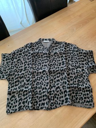 Musselinbluse mit Leoprint