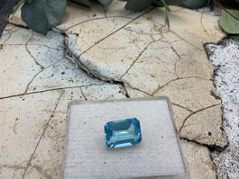 Natürlicher blauer Topas mit Zertifikat