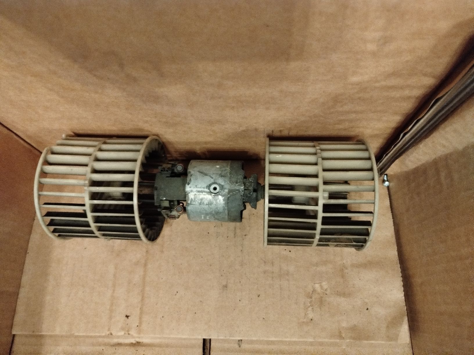 BMW Tutti pezzi di ricambio auto: ventilateur intérieur Bmw E30 monté sur une 325  – Usato da Neuchâtel venduto da lyd_67kk