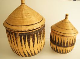2 asiatische Körbe