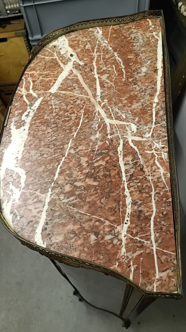 Vetrine: Vitrine galbée Napoléon III – Usato da Poliez-Pittet venduto da DakotaAntiques 4