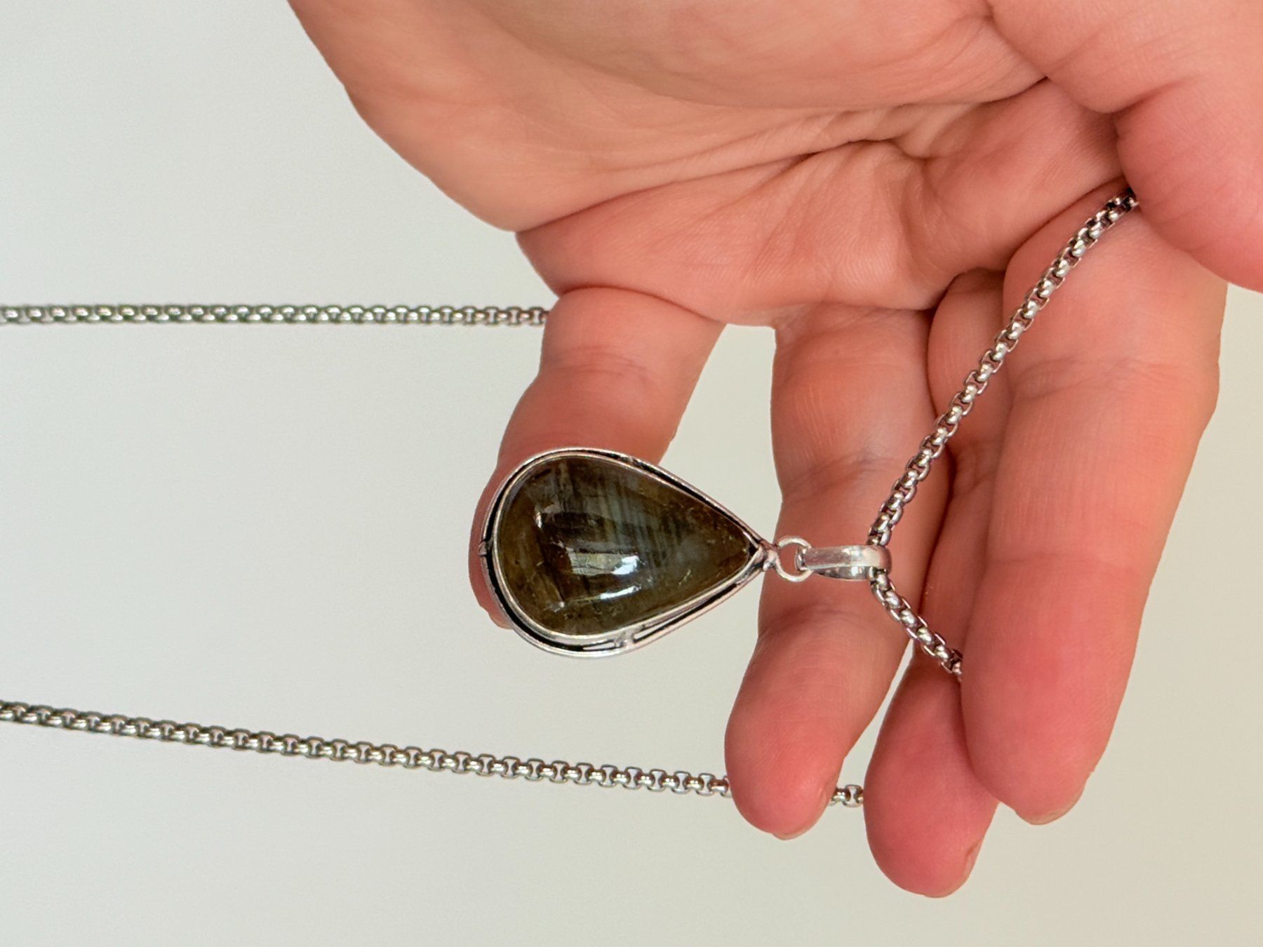 Catenine: Collier avec pendentif labradorite forme goutte – Nuovo e nell'imballaggio originale da Genève venduto da AGBERG 6