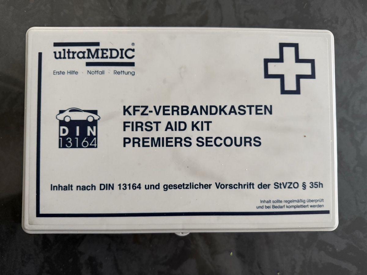 Kit di pronto soccorso: KFZ-Verbandkasten DIN 13164 – Nuovo (secondo la descrizione) da Luzern venduto da nin_652v