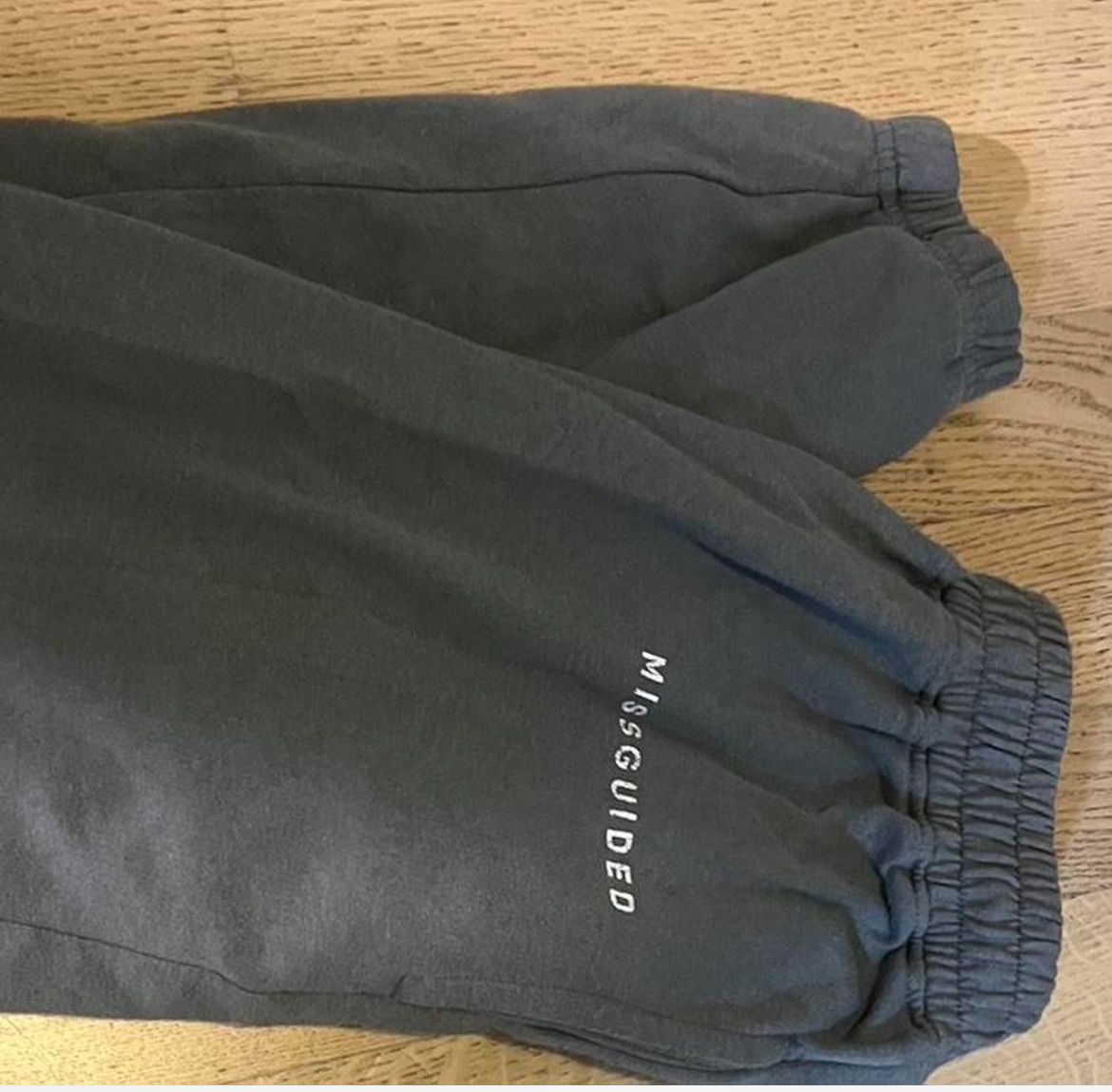 Pantaloni: Missguided Grey Joggers – Usato da Zürich venduto da ros_n8lm